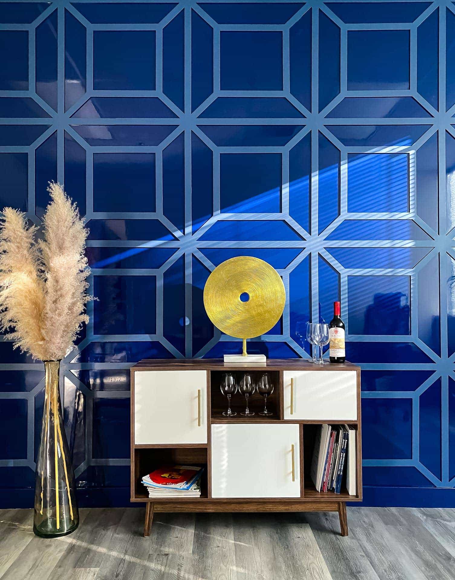 Navy blue high-gloss accent wall with a mirror-like finish, complemented by matte trims, in a high-gloss painted room.